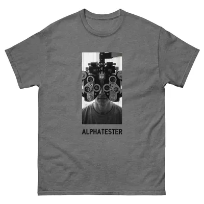 T-Shirt antique instrument: Ein Mann blickt durch ein Phoropter, ein Gerät für Sehtests, das sein Gesicht fast verdeckt.