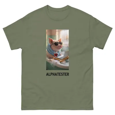 T-Shirt bath pig: Ein Schwein mit Sonnenbrille und Handtuch um den Hals sitzt in der Badewanne, vor sich einen Laptop und ein Glas Rotwein.