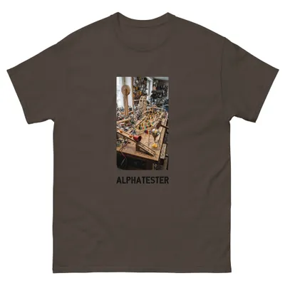 T-shirt breakfast machine: On a workbench stands a chain reaction of wooden slats, dominoes, funnels and an egg.
