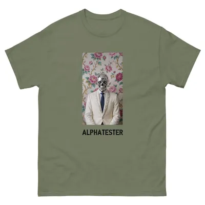 T-Shirt dios mio: Ein Mann im cremefarbenen Anzug mit Krawatte trägt statt eines Kopfes einen verchromten Totenschädel, hinter ihm hängt eine Blumentapete.