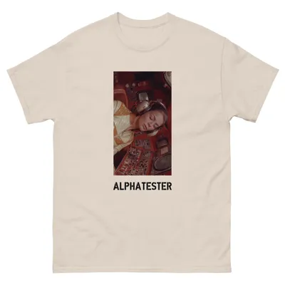 T-Shirt echos: Eine Astronautin schläft in einem roten Cockpit voller Analoginstrumente.