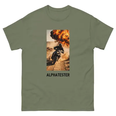 T-Shirt faster: Ein Motorradfahrer in Schutzkleidung fährt auf einem sandigen Pfad.