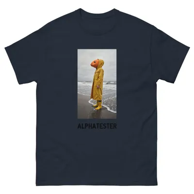 T-Shirt fish boy: Eine Gestalt im gelben Regenmantel und Gummistiefeln steht in der Brandung.