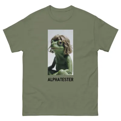 T-Shirt frog with a wig: Ein Frosch mit blonder Bob-Perücke, den Kopf leicht geneigt, der Blick eindeutig kritisch.