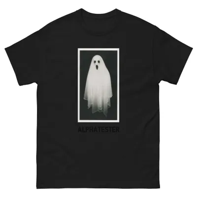 T-Shirt ghost: Ein Gespenst aus einem Bettlaken mit zwei Augenlöchern und offenem Mund, vor grauem Hintergrund, fotografiert wie in den Fünfzigern.