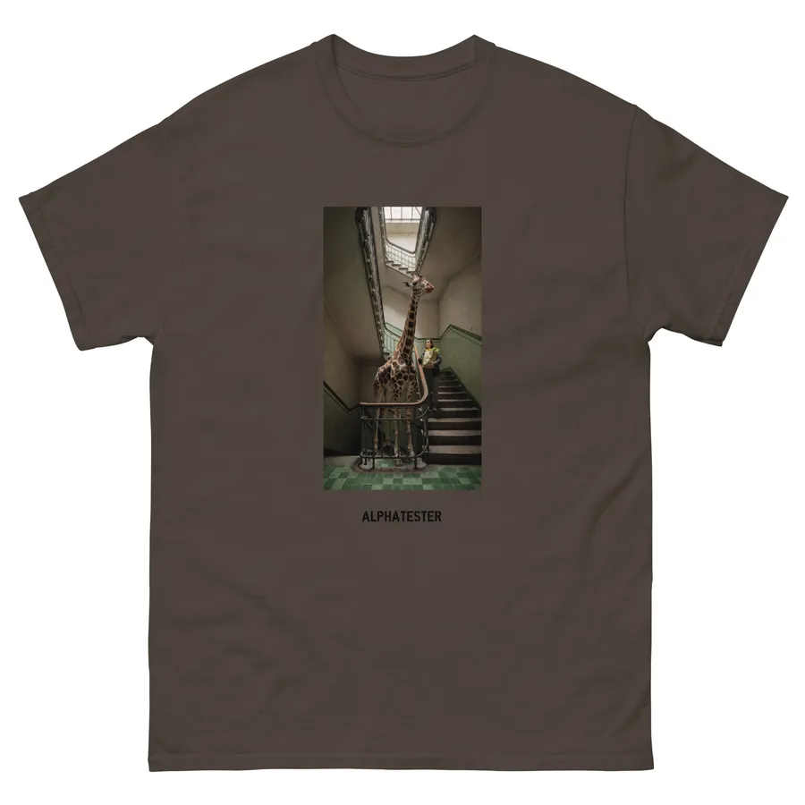 T-shirt giraffe treppenhaus in Dark Chocolate