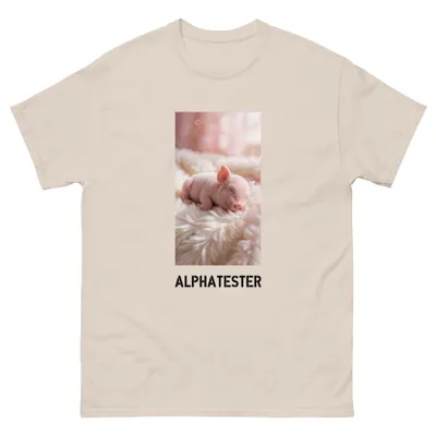 T-Shirt happy pig: Ein kleines rosa Schweinchen liegt auf einer weißen Decke.