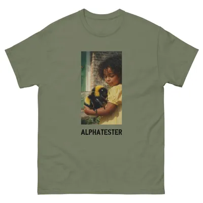 T-Shirt hummel: Ein Mädchen im gelb gestreiften Kleid drückt eine übergroße Hummel an sich wie ein Kuscheltier.