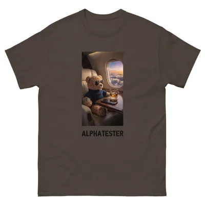 T-Shirt jetset bear: Ein Teddybär mit Pilotenbrille sitzt im Privatjet, Whisky auf dem Tisch, Uhr am Arm, unter ihm glühen die Wolken im Sonnenuntergang.