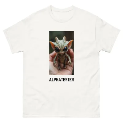 T-Shirt mini alien: Ein winziges grünes Wesen mit riesigen schwarzen Augen und spitzen Ohren sitzt auf einer geöffneten Handfläche.