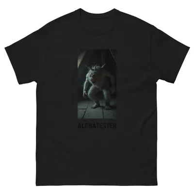 T-Shirt monster attic: Ein bleiches, zotteliges Wesen mit spitzen Ohren und roten Augen kauert auf den Dielen eines dunklen Dachbodens.