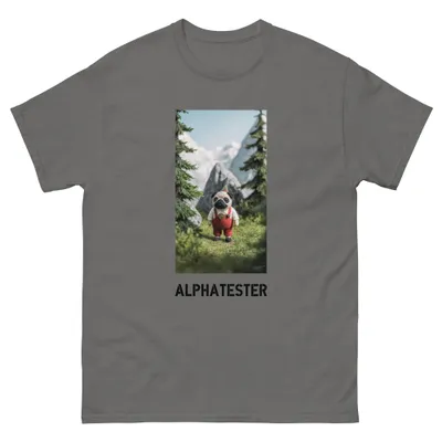 T-Shirt pug explorer: Ein Mops als Gartenzwerg: rote Hose, grüne Zipfelmütze, dazu eine Miniaturlandschaft aus Tannen und Felsen.