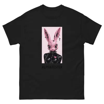 T-Shirt punk bunny: Ein rosa Hasenkopf mit zugenähten Augen, Kreuz am Ohr, Nietenhalsband, darunter ein schwarzer Latexkörper mit rosa Herz.