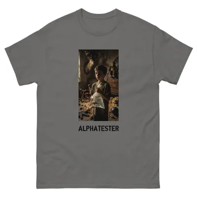T-Shirt shark boy: Ein Junge in einem Zimmer voller Jagdtrophäen hält eine Plastiktüte hoch — darin schwimmt ein kleiner Hai.
