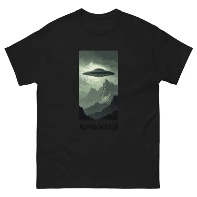 T-Shirt sighting: Ein flacher, kreisförmiger Ufo schwebt über einer Bergkette.