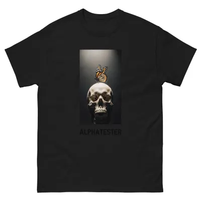 T-Shirt skull & butterfly: Ein menschlicher Schädel vor grauem Grund, oben auf dem Scheitel sitzt ein Monarchfalter mit ausgebreiteten Flügeln.
