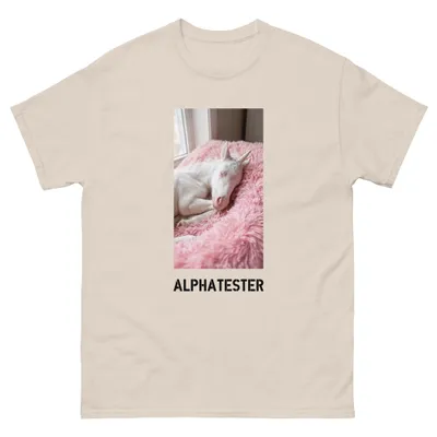 T-Shirt sleeping unicorn: Ein weißes Einhornfohlen liegt zusammengerollt auf einer rosa Kuscheldecke am Fenster und schläft.
