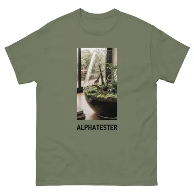 T-Shirt small safari: Eine gläserne Schale auf dem Tisch, darin Moos, kleine Bäume und drei winzige Giraffen.