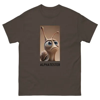 T-Shirt snail: Eine Schnecke mit großen blauen Augen und hängenden Fühlern, vor braunem Hintergrund.