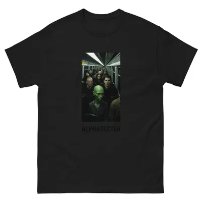 T-Shirt subway alien: Eine volle U-Bahn, alle Plätze besetzt. Ganz vorne sitzt ein grünhäutiges Wesen zwischen lauter Pendlern und schaut ins Leere.